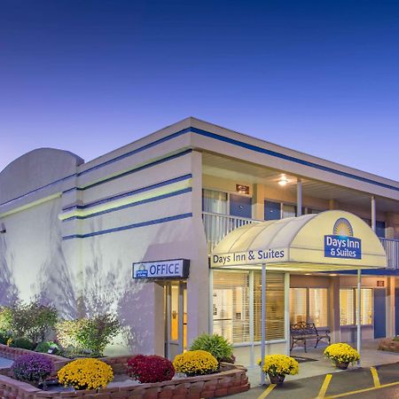 Days Inn & Suites By Wyndham Dayton North Eksteriør billede