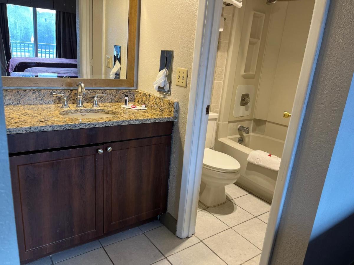 Days Inn & Suites By Wyndham Dayton North Eksteriør billede