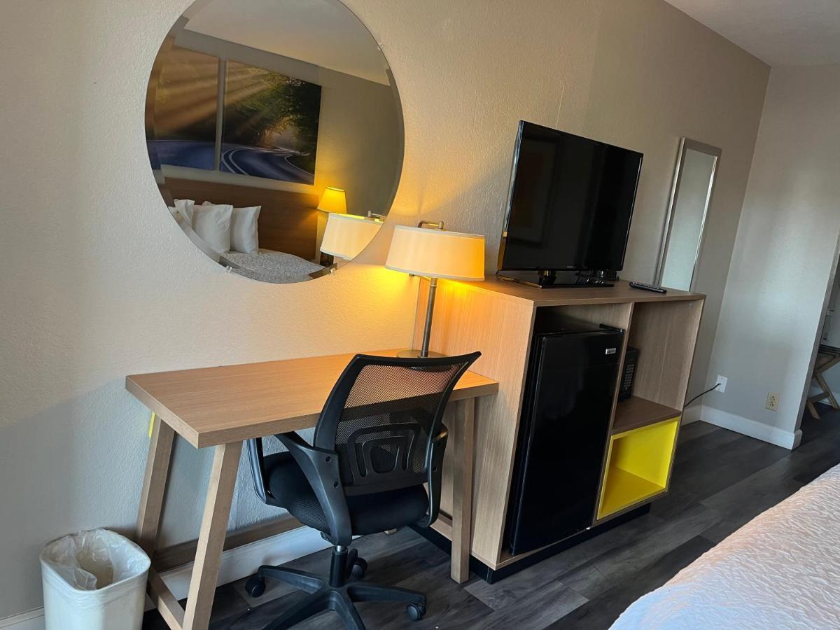 Days Inn & Suites By Wyndham Dayton North Eksteriør billede