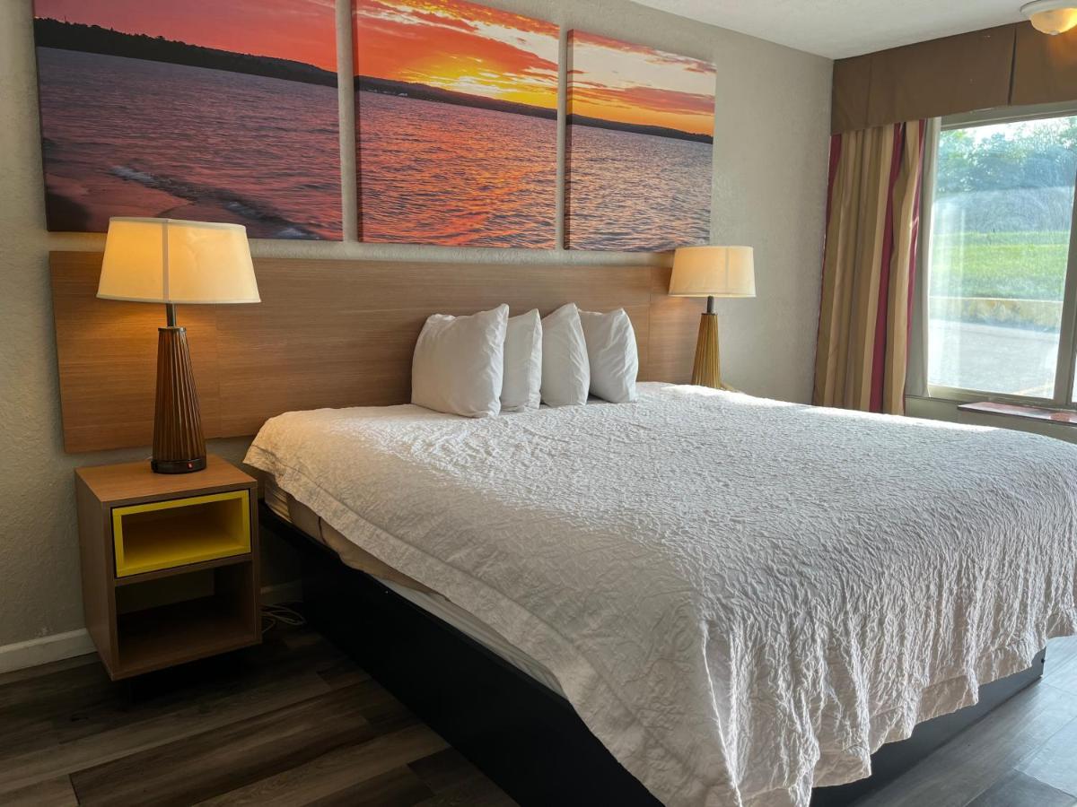 Days Inn & Suites By Wyndham Dayton North Eksteriør billede