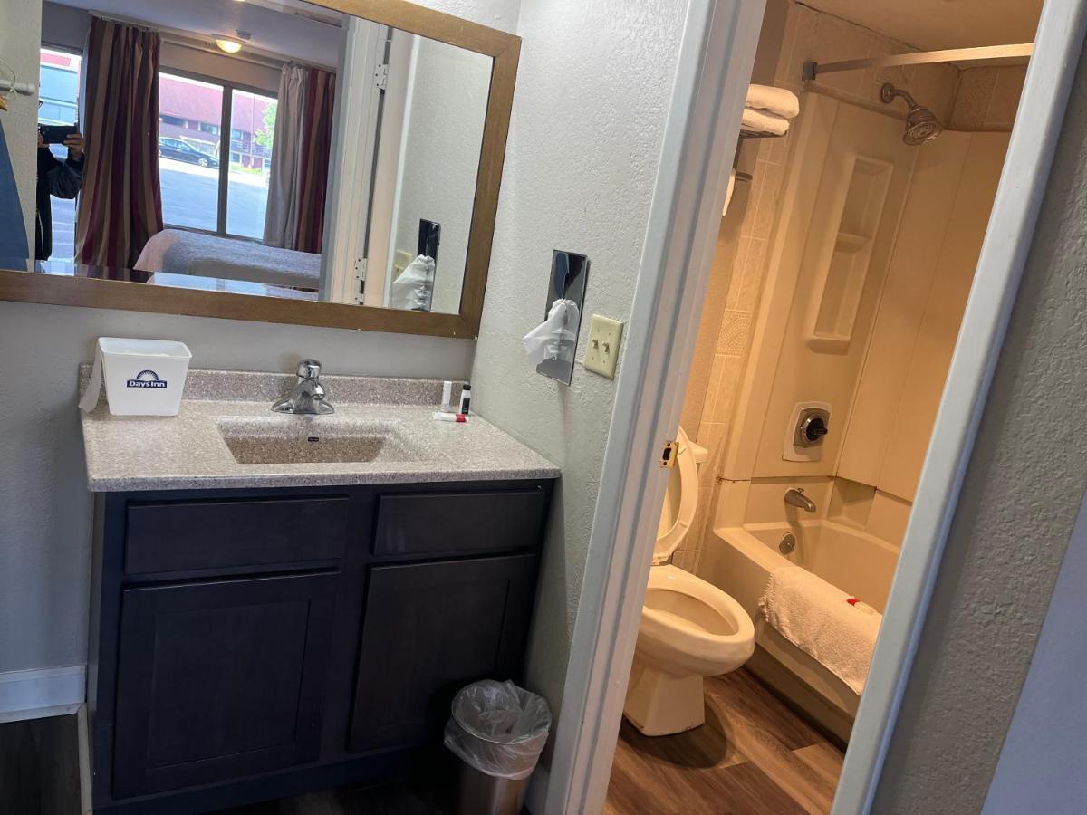 Days Inn & Suites By Wyndham Dayton North Eksteriør billede