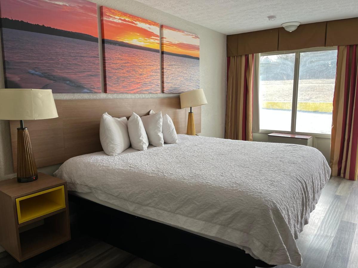 Days Inn & Suites By Wyndham Dayton North Eksteriør billede