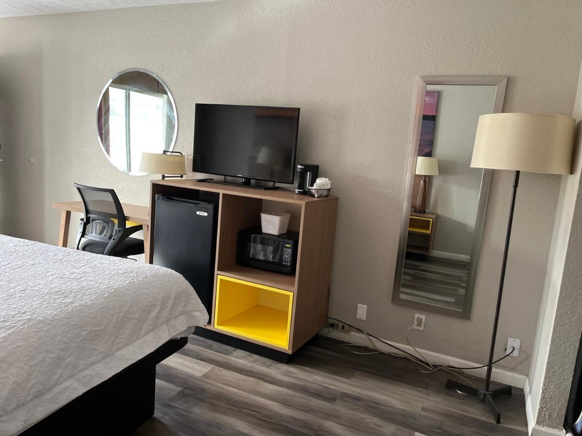Days Inn & Suites By Wyndham Dayton North Eksteriør billede