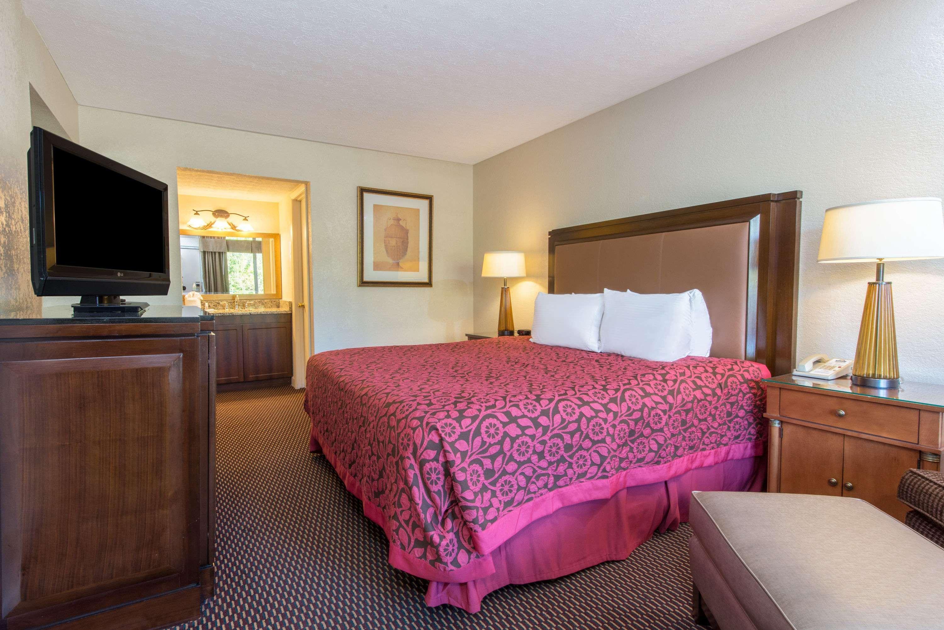 Days Inn & Suites By Wyndham Dayton North Eksteriør billede