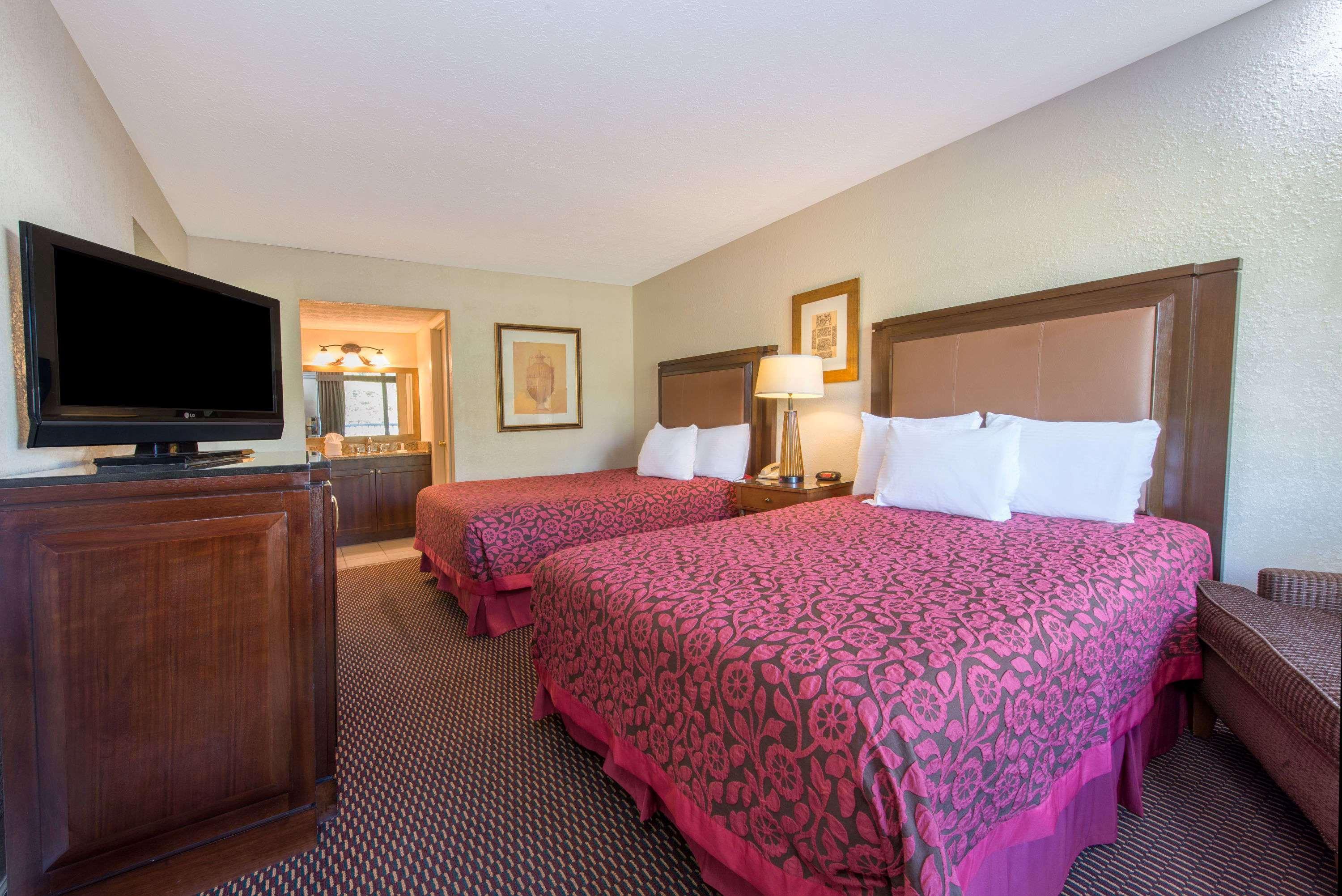 Days Inn & Suites By Wyndham Dayton North Eksteriør billede