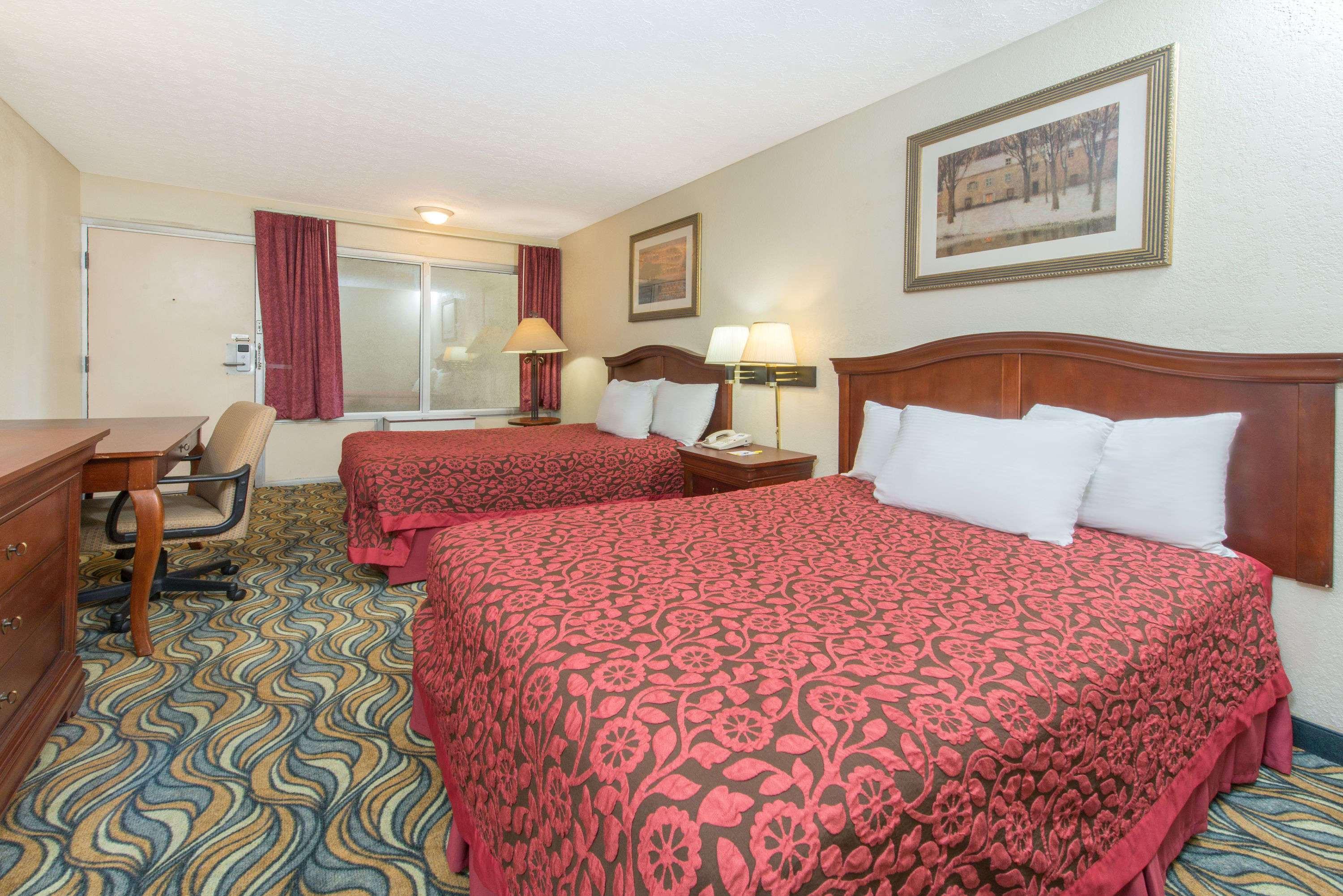 Days Inn & Suites By Wyndham Dayton North Eksteriør billede