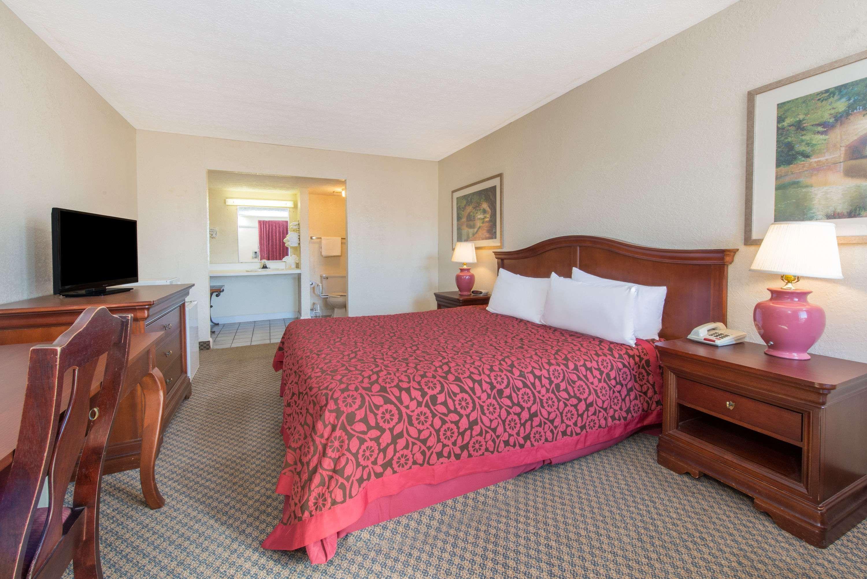 Days Inn & Suites By Wyndham Dayton North Eksteriør billede