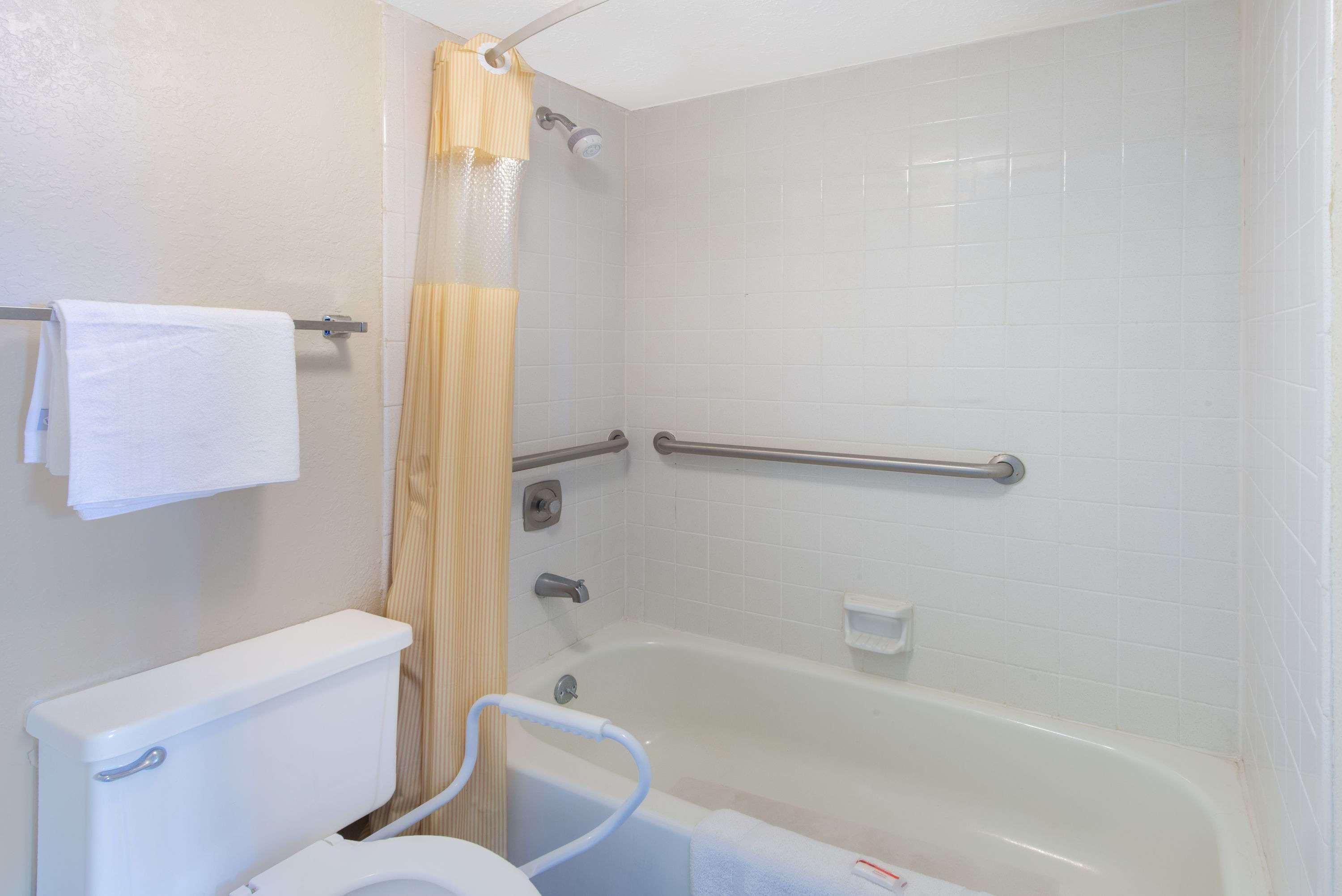 Days Inn & Suites By Wyndham Dayton North Eksteriør billede