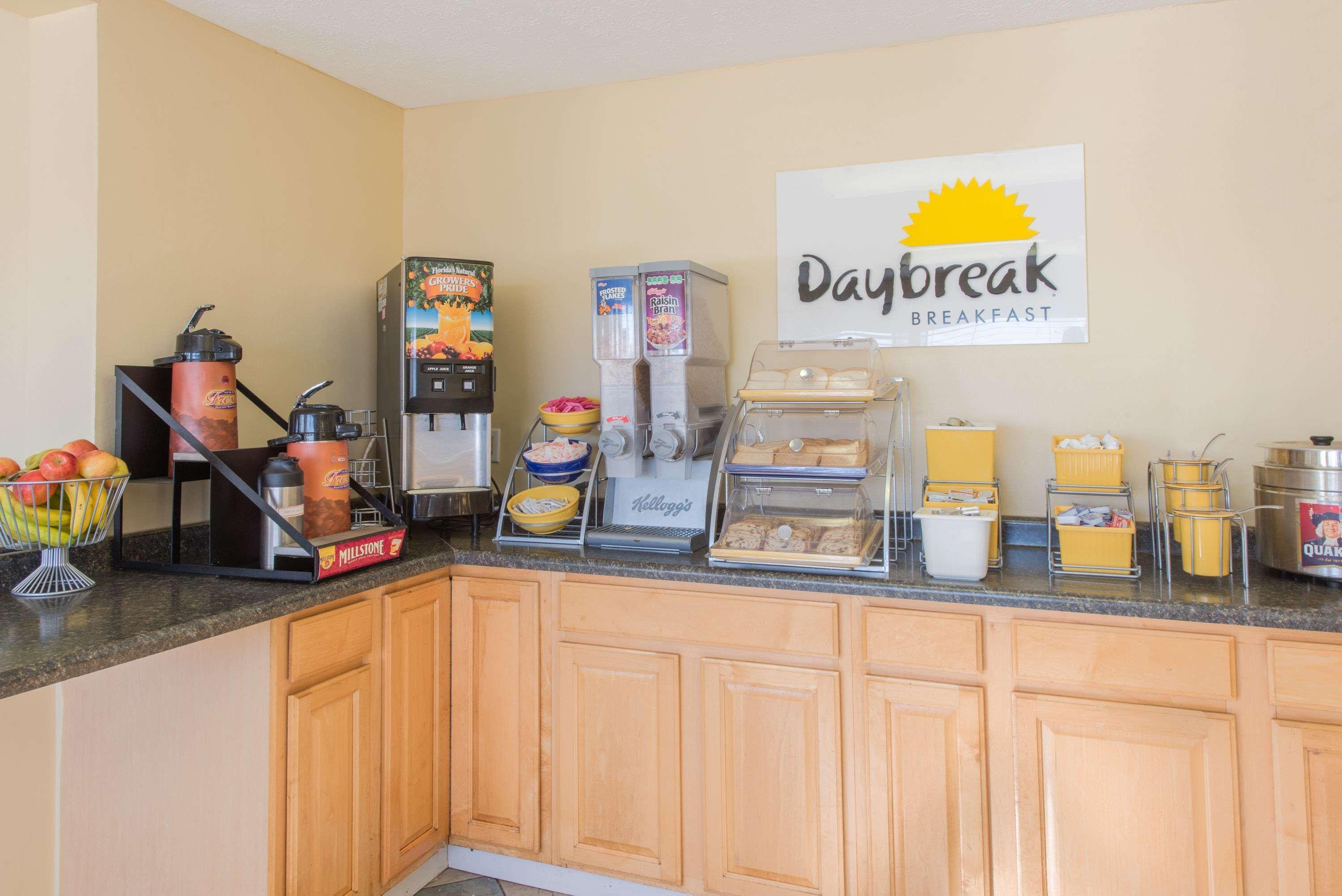 Days Inn & Suites By Wyndham Dayton North Eksteriør billede