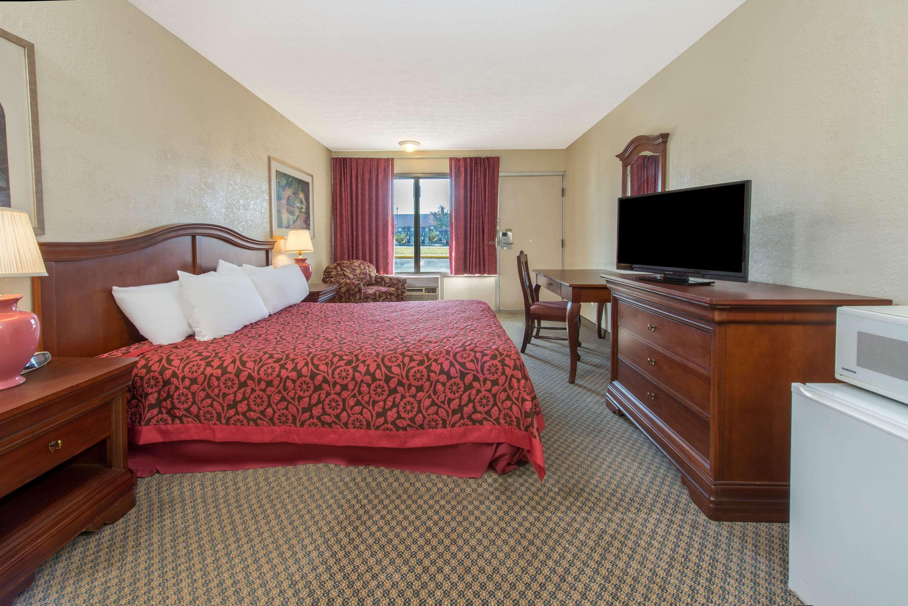 Days Inn & Suites By Wyndham Dayton North Eksteriør billede