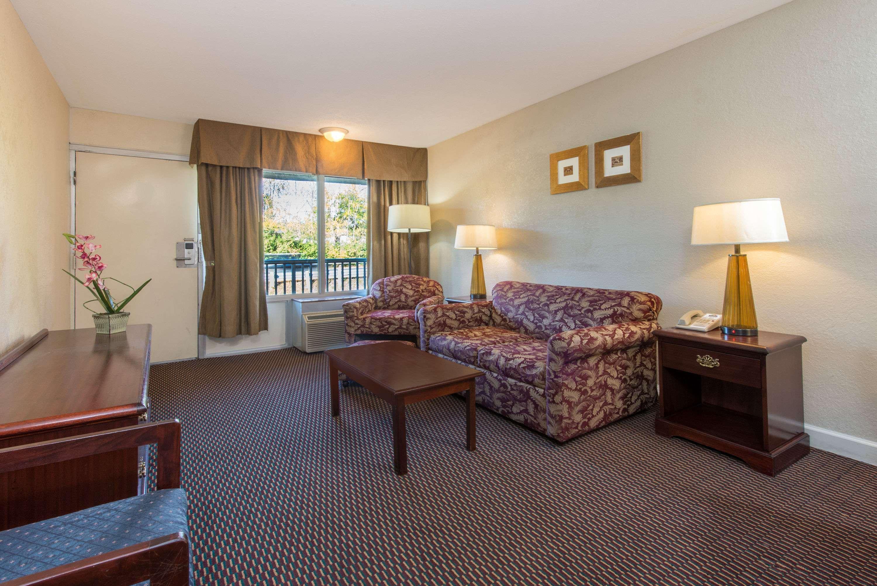 Days Inn & Suites By Wyndham Dayton North Eksteriør billede