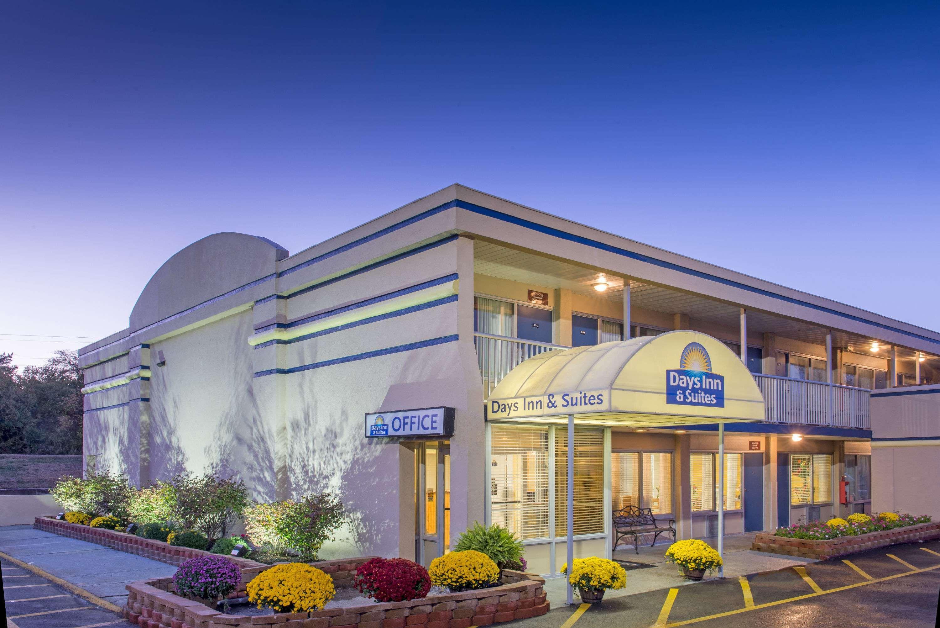Days Inn & Suites By Wyndham Dayton North Eksteriør billede