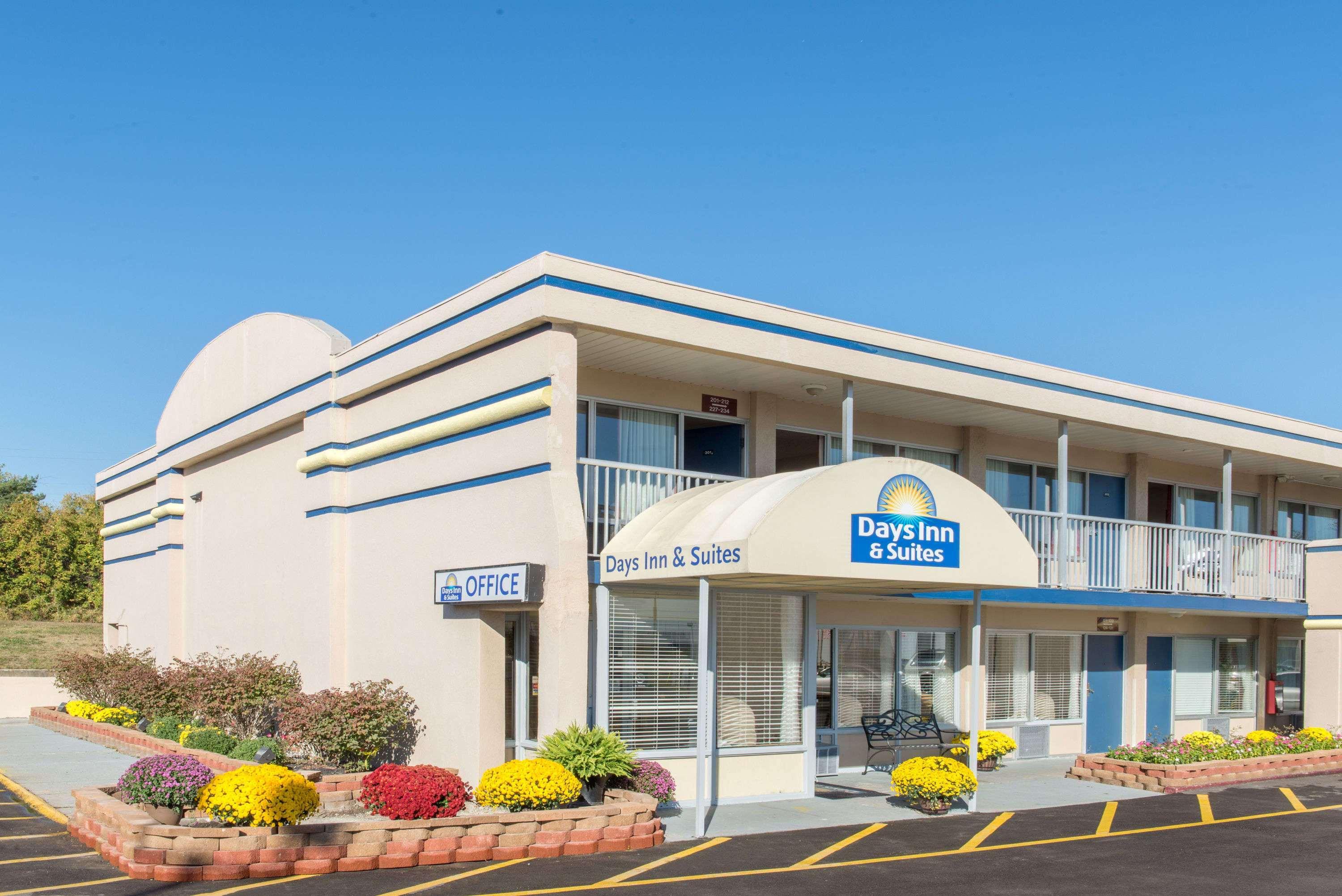 Days Inn & Suites By Wyndham Dayton North Eksteriør billede