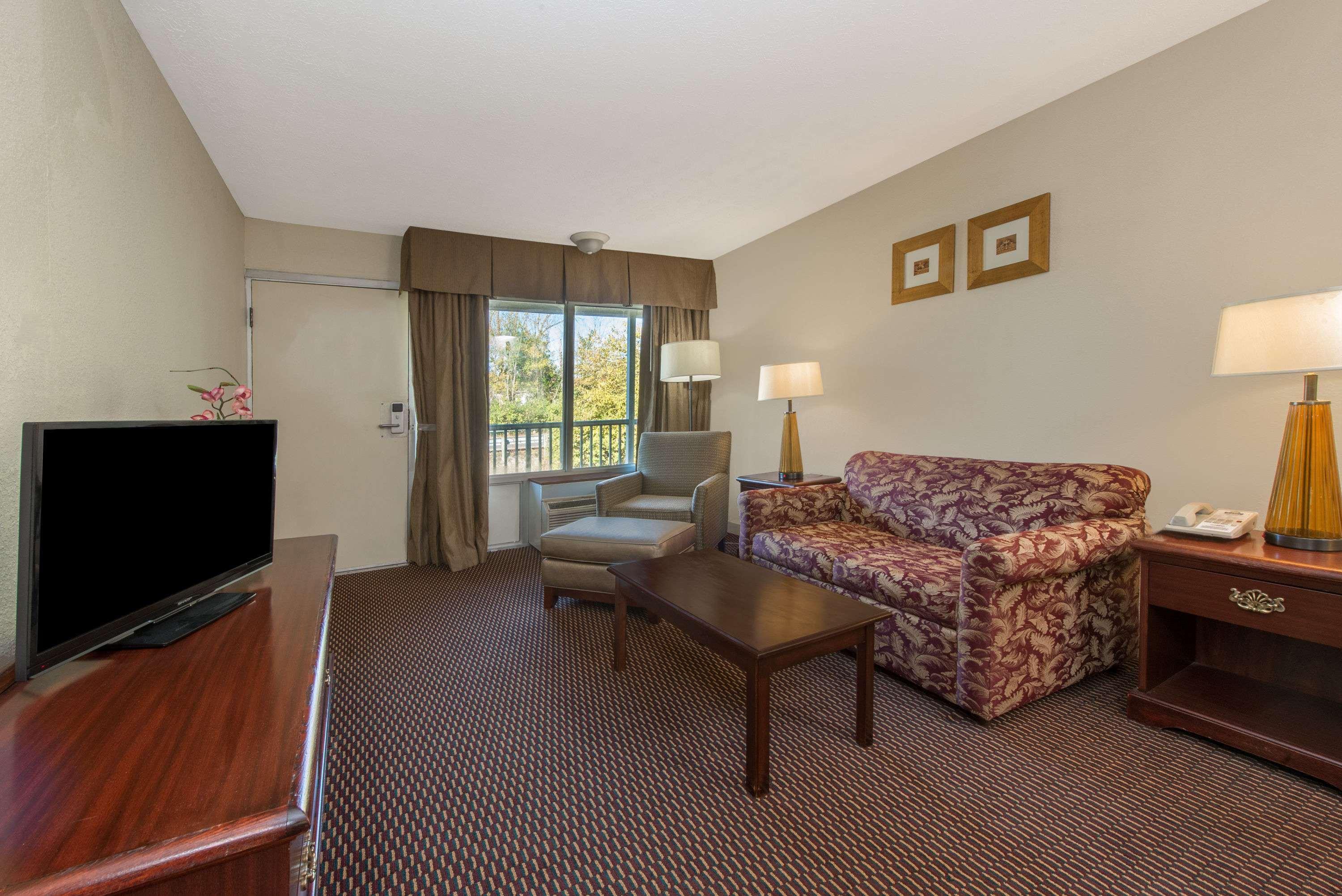 Days Inn & Suites By Wyndham Dayton North Eksteriør billede