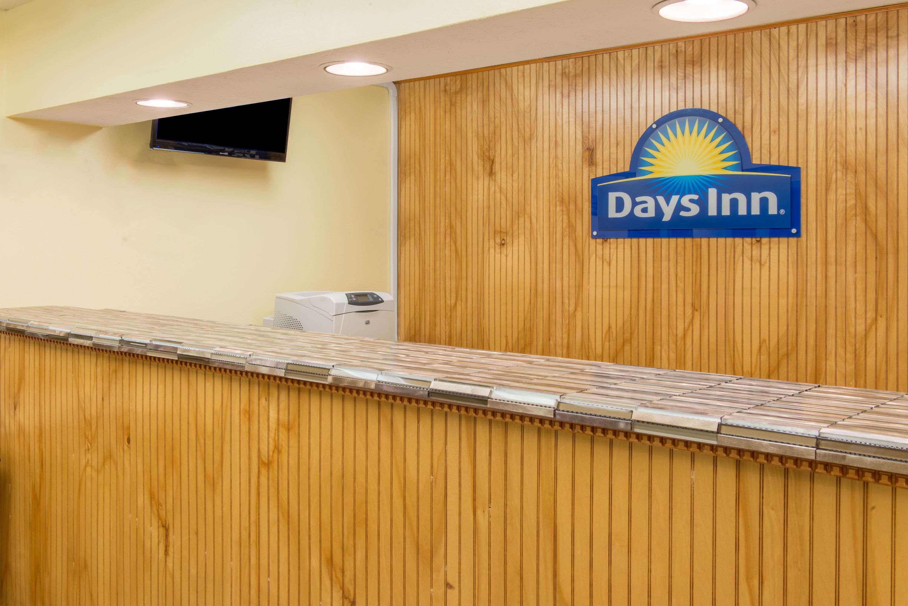 Days Inn & Suites By Wyndham Dayton North Eksteriør billede
