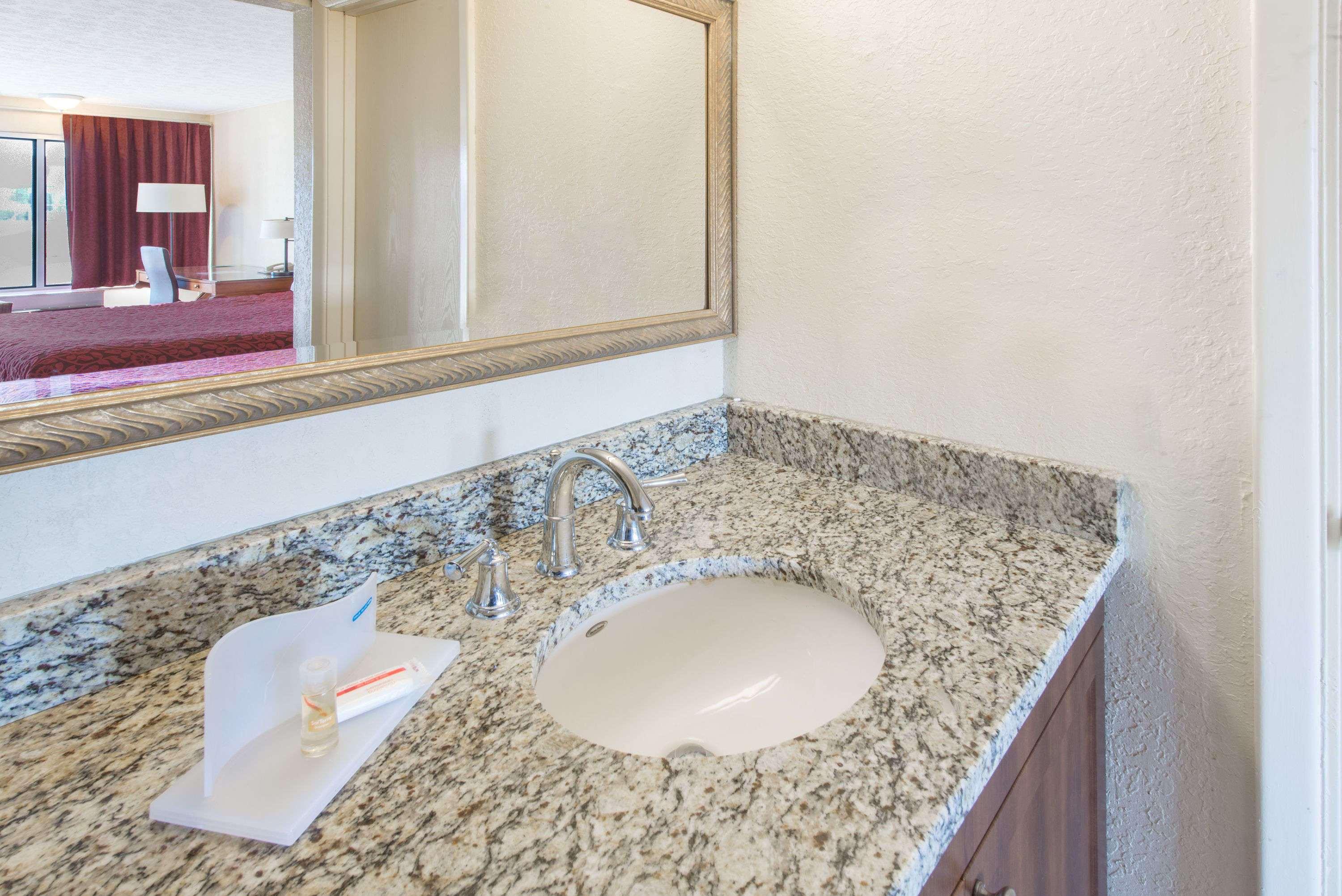 Days Inn & Suites By Wyndham Dayton North Eksteriør billede